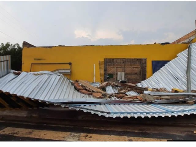 Tempestade derruba torre de rádio e destrói casas e comercio em Nova Canaã do Norte