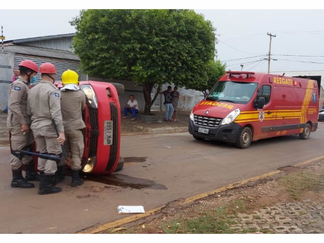 Veículos se chocam no centro de Colíder e acaba com um capotamento. (Vídeo)
