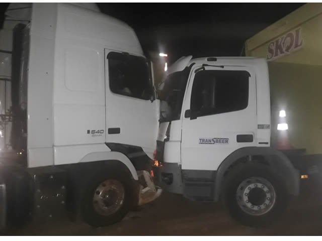 Carreta desengatada em Colíder bate de frente com caminhão estacionado na perimetral. (Vídeo)