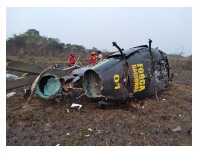 Helicóptero que combatia incêndios cai no Pantanal de MT; 3 ficam feridos