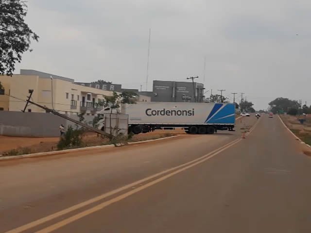 Carreta em Colíder derruba dois postes de deixa parte da cidade sem energia. (Vídeo)