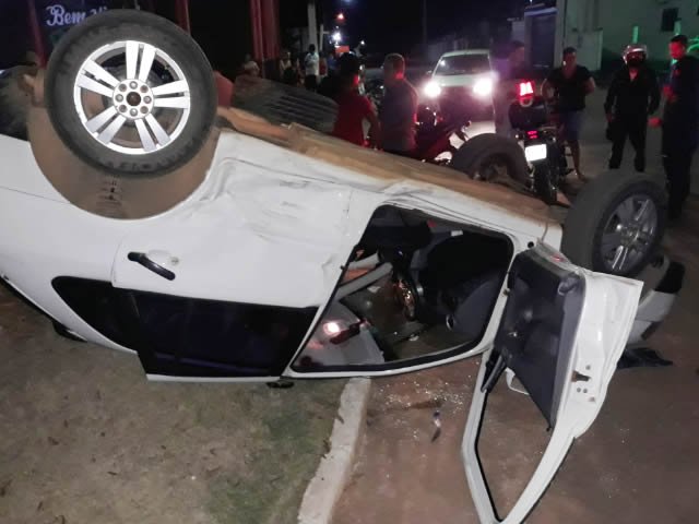 Acidente entre veículos no centro de Colíder termina com capotamento e três feridos. (Vídeo)