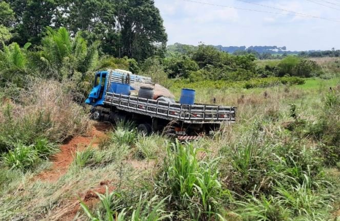 Dois morrem e um fica ferido em acidente envolvendo caminhão e motocicleta. (Fotos)