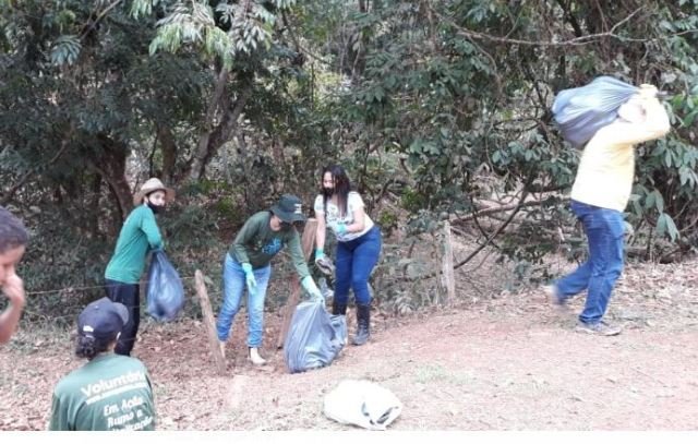 Associação Carapa Vivo com voluntários, realizaram neste domingo a limpeza do rio.(Vídeo)