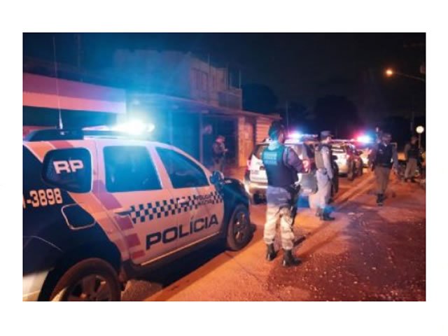 Mulher é presa por agredir e trancar o marido em casa