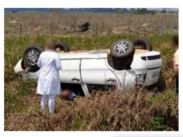 Dupla pula de ambulância em movimento em MT