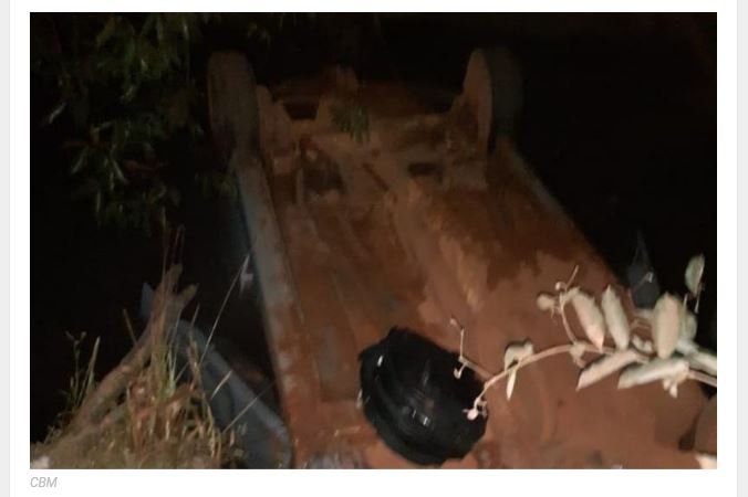 Bombeiro socorre vítimas de carro que despencou de ponte na MT–220, em Porto dos Gaúchos