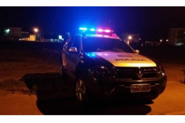 Jovem entra na frente do namorado e leva três tiros