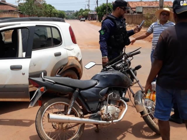 Motoqueiro provoca acidente na Daury centro de Colíder. (Vídeo)