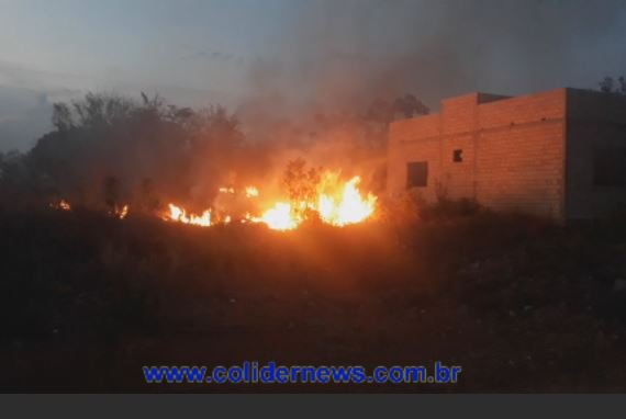 Bombeiros em Colíder combatem queimada em bairro ao lado da antiga Boate Skalarara. (Vídeo)