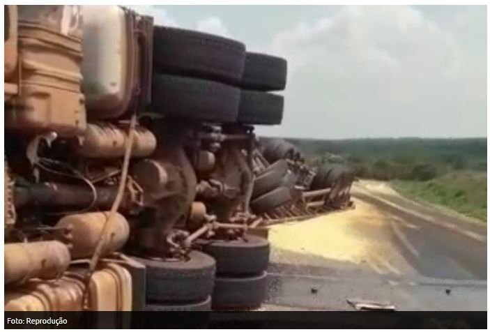 Morador de Sorriso morre após carreta tombar em serra
