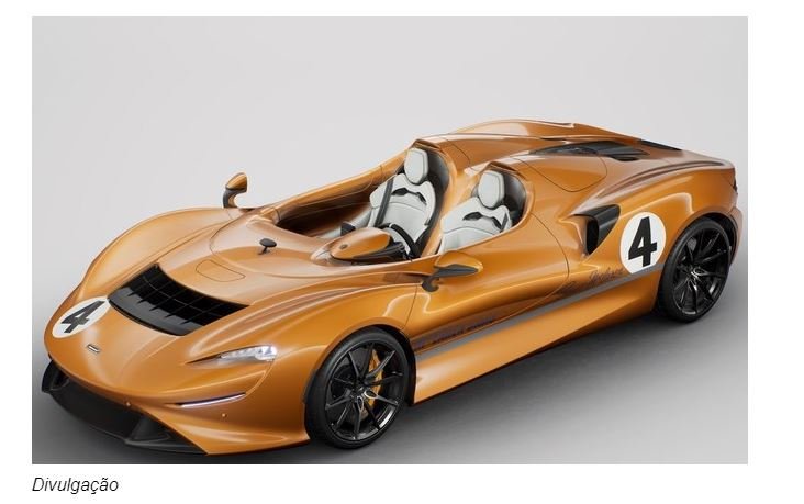 Lando Norris se diverte com o McLaren Elva na pista de Silverstone