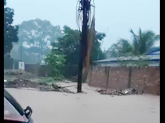 Tromba da água em Colíder causa destruição e alagamentos na Avenida Floriano Peixoto. (Vídeo)