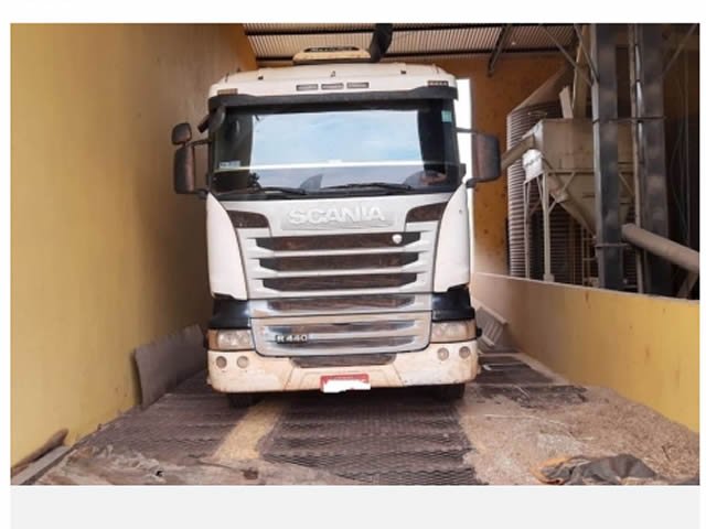 Dupla é presa com carreta roubada carregada de soja