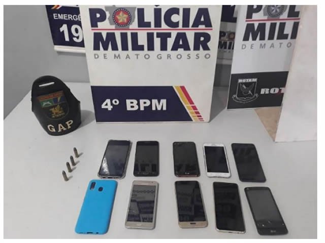 Motorista é pego com dez celulares e caderno com anotações de golpes praticados em site de venda