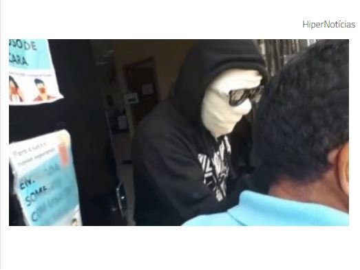 'Assediador das prateleiras' deixa delegacia camuflado
