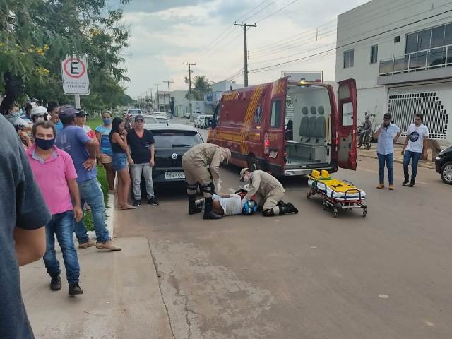 COLÍDER: Motorista atropela dois numa moto dentro da rotatória e foge sem prestar socorro. (Vídeo)