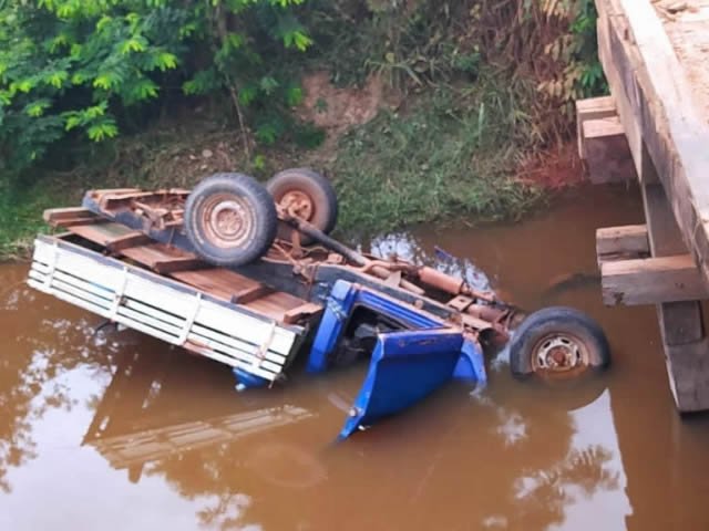Avô e neto morrem em capotamento de caminhonete em ponte de Juara.