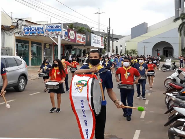 Membros da Igreja Adventista de Colíder fazem passeata e distribuem livros no centro da cidade. (Vídeo)