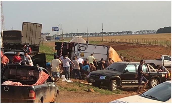 Carreta tomba em Nova Mutum e grupo saqueia carga de carne