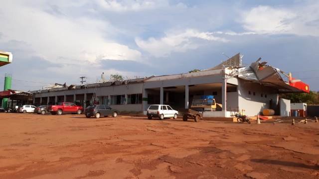 Restaurante tem cobertura arrancada por temporal no nortão. (Fotos)