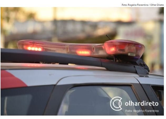 Mulher de 28 anos é presa por agredir motorista de ônibus e ofender sargento: 'sou racista mesmo'.