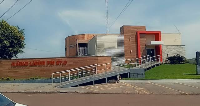 Radio Comunitária Líder FM de Colíder esta passando por reparos.