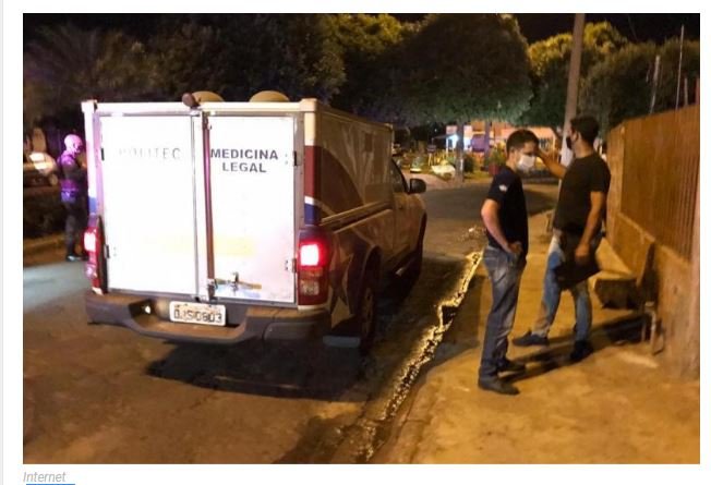 Homem é assassinado com facada nas costas, dupla foi presa
