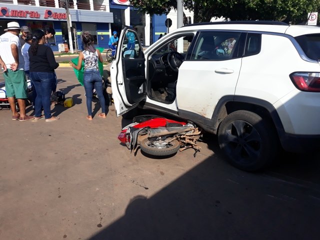 URGENTE:Motocicleta vai parar debaixo de carro em acidente dentro da rotatória da Amaral. (Vídeo)