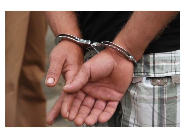 Jovem e preso traficando drogas próximo de tabacaria em Colíder.