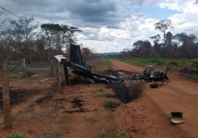 Avião de pequeno cai e uma pessoa morre carbonizada em MT