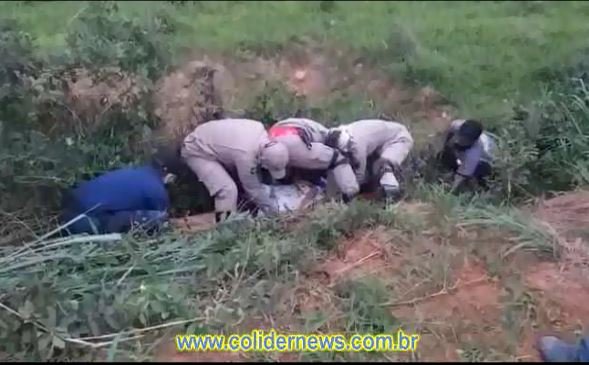 Bombeiros e Agentes de Transito socorrem mulher que caiu dentro de valeta. (Vídeo)