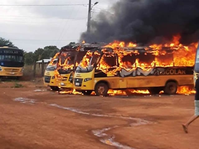 Ônibus são destruídos pelo fogo e polícia apura se incêndio foi criminoso. (Fotos)