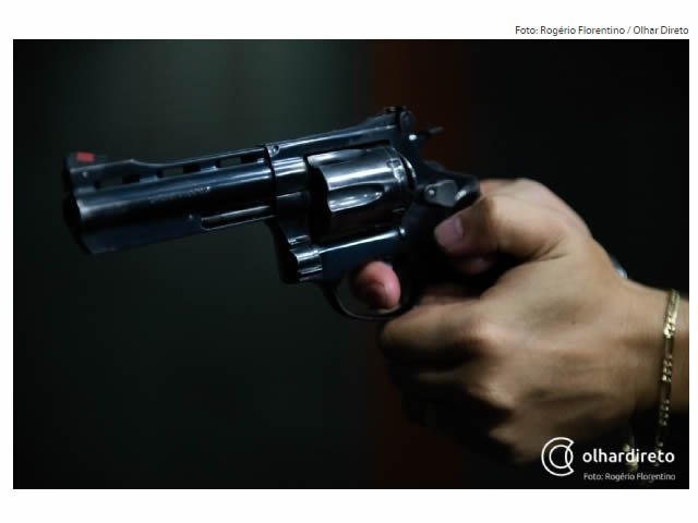 Três são executados e um fica ferido por disparos de arma de fogo em residência
