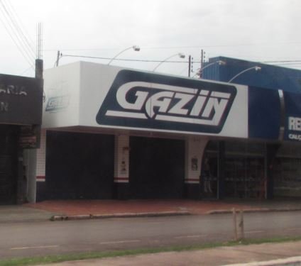 Bandidos entram pelo telhado de loja de móveis em Colíder e saem com pacote nas mãos.