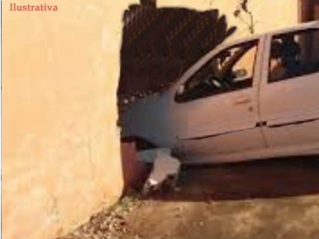 Em Colíder motorista perde controle de veículo e danifica fachada de comércio e foge a pé