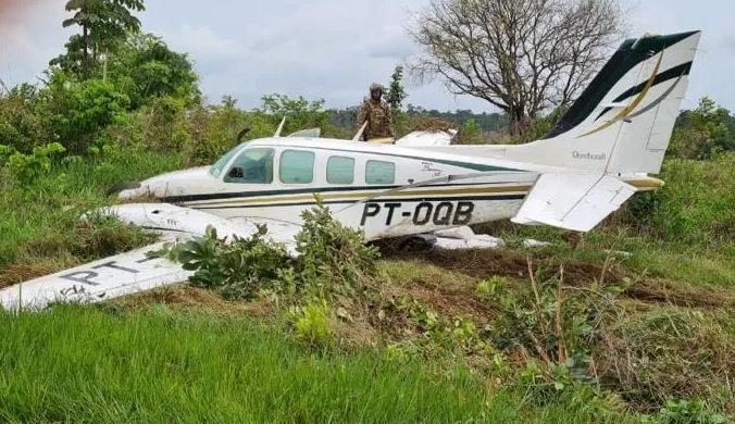 Piloto joga avião cheio de drogas para cima da Polícia Federal