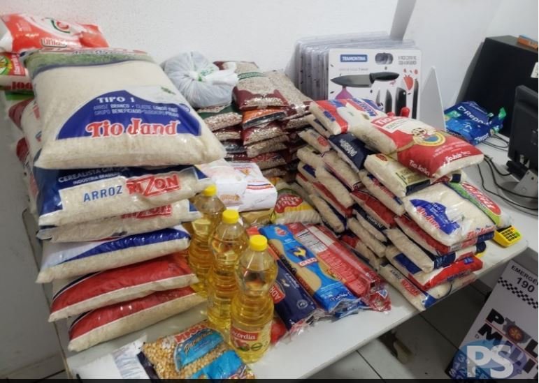 Quatro mulheres são detidas arrecadando alimentos em nome da prefeitura