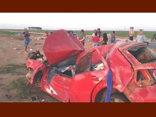 Mulher morre presas as ferragens de veículo após captá-lo no interior