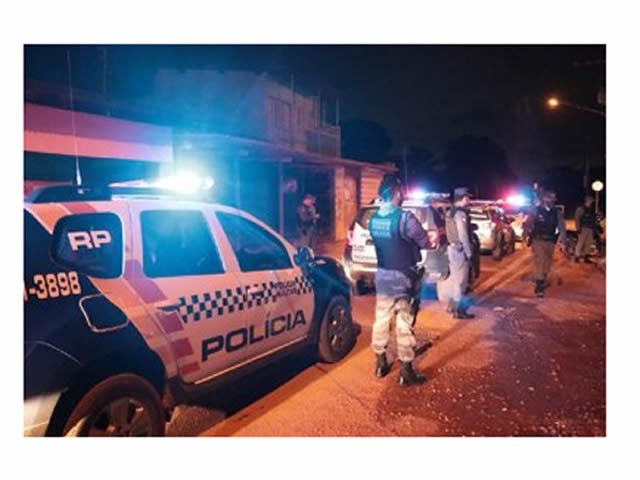 Homem invade casa e tenta matar a ex e o filho em MT