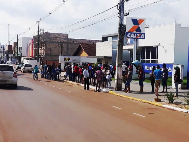 Usuários da Caixa Econômica de Colíder estão tostando no sol escaldante.(Fotos)
