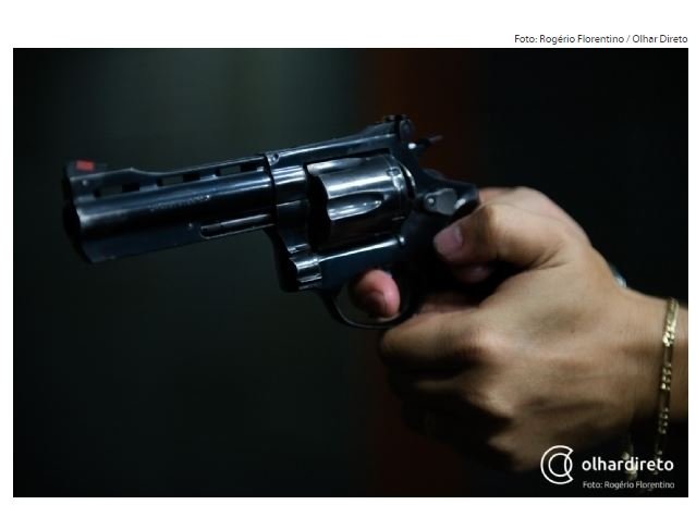 Homem reage a assalto, toma arma e atira no pescoço de bandido