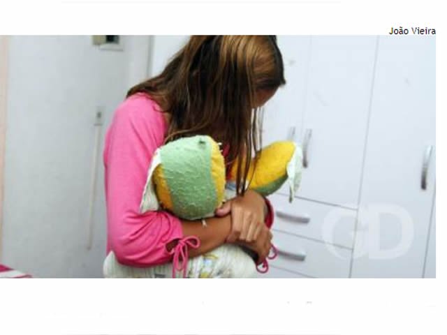 Vizinha vê criança correndo nua e pedindo socorro após estupro