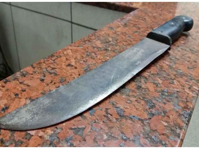 Durante discussão, homem pega facão e mata desafeto na porta de casa em MT