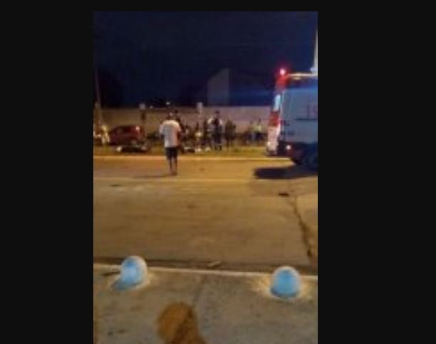 Moto bate em poste e piloto morre em Cuiabá; mulher tem perna dilacerada