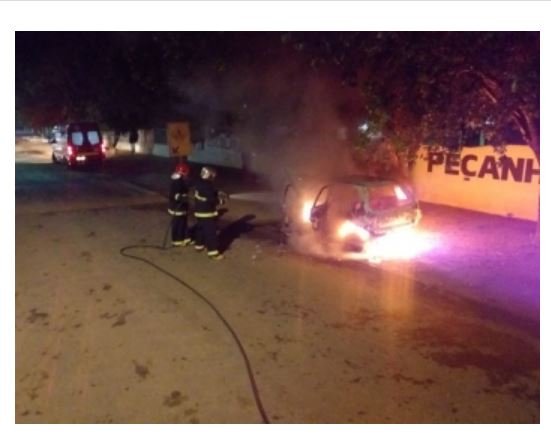 Carro é destruído pelo fogo em Alta Floresta; veja imagens