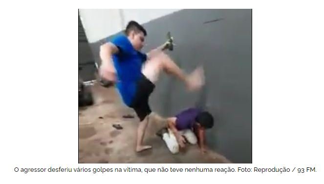 Cobrador espanca trabalhador enquanto bebe cerveja e amigo filma agressões