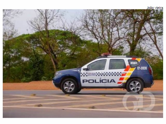 Homem ameaça cortar cabeça da mulher com foice e acaba preso
