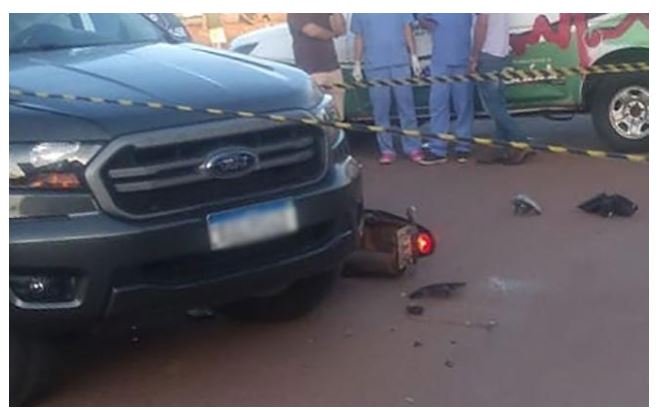 Jovem morre na hora ao bater moto contra caminhonete em Matupá