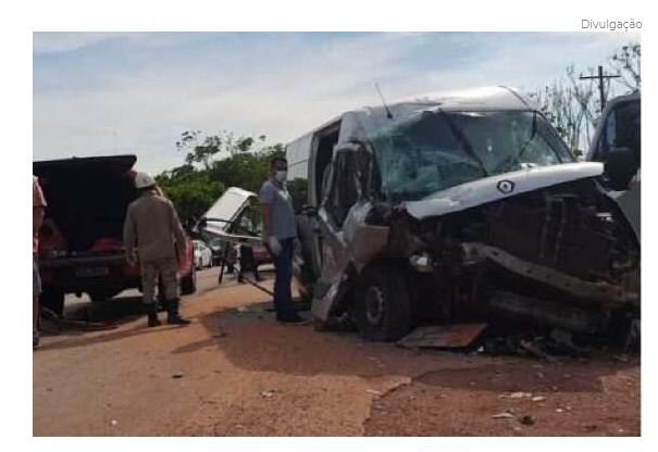 Doze pessoas ficam feridas em acidente entre Van e caminhão em rodovia de MT